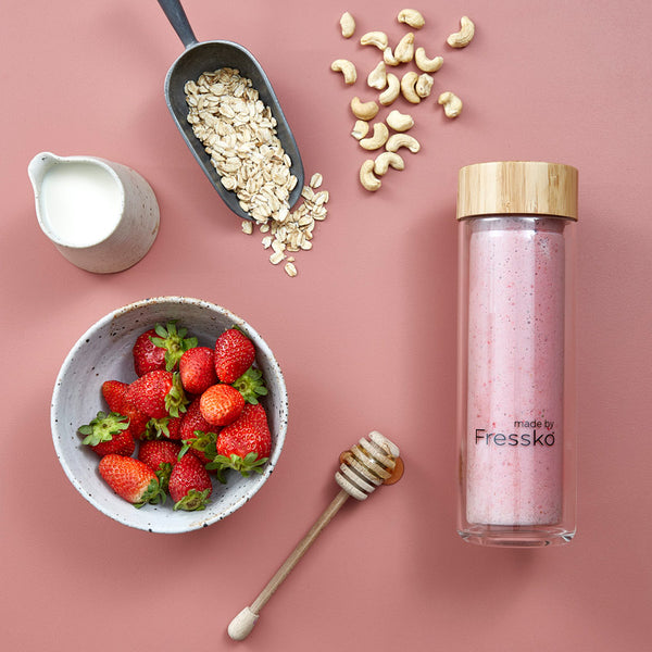 Vegan Strawberry Nut Smoothie in Fressko TOUR glass flask